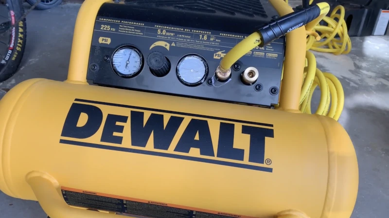 DeWALT 4.5 Gallon Air Compressor ‎D55146